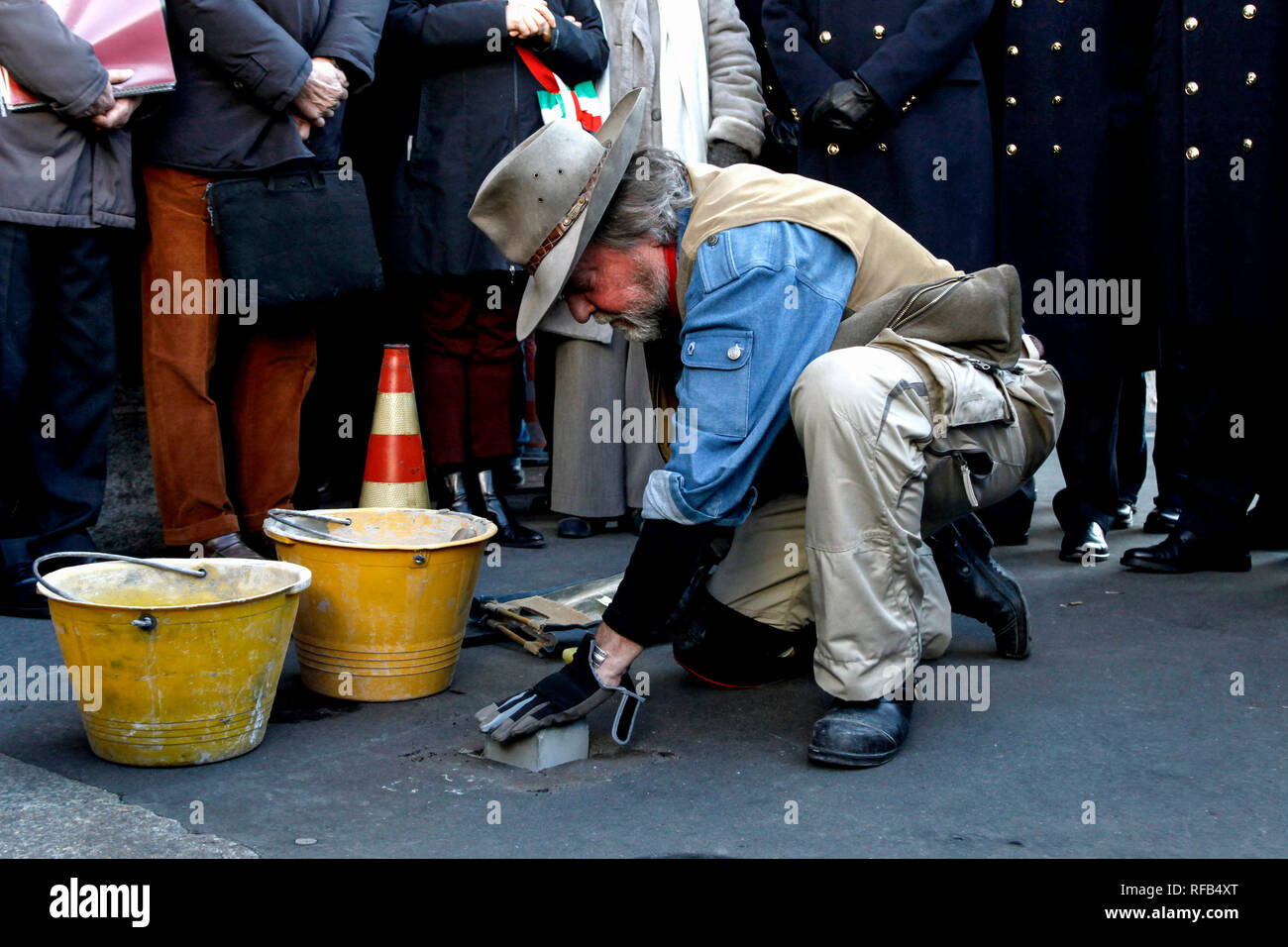 Foto LaPresse - Mourad Balti Touati 25/01/2019 Milano (Ita) - Piazza Beccaria Cronaca Cerimonia publica di presentazione Milano e' Palazzo, trenta pietre d'inciampo nel ricordo dei milanesi assassinati nei lager nazisti - la posa della pietra dedicata a Luigi Vacchini Nella foto: Gunter Demnig mentre posa la pietra d'inciampo Foto Stock