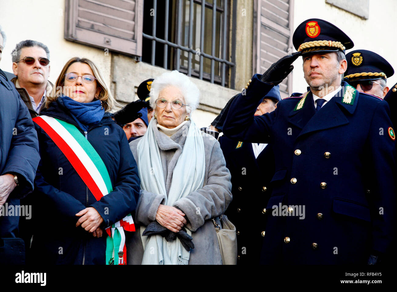 Foto LaPresse - Mourad Balti Touati 25/01/2019 Milano (Ita) - Piazza Beccaria Cronaca Cerimonia publica di presentazione Milano e' Palazzo, trenta pietre d'inciampo nel ricordo dei milanesi assassinati nei lager nazisti - la posa della pietra dedicata a Luigi Vacchini Nella foto: Anna Scavuzzo, Liliana Segre, Marco Ciacci Foto Stock