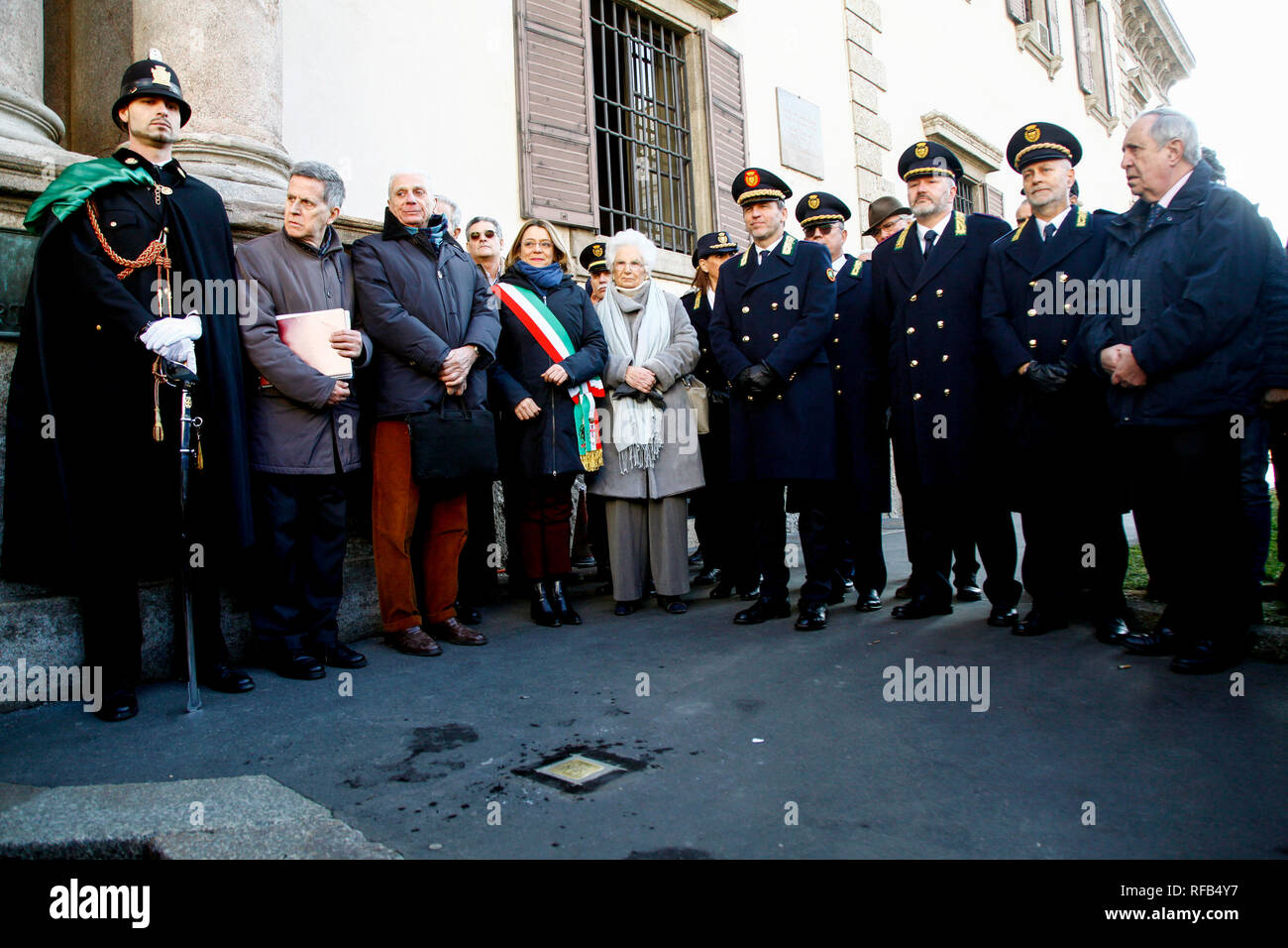 Foto LaPresse - Mourad Balti Touati 25/01/2019 Milano (Ita) - Piazza Beccaria Cronaca Cerimonia publica di presentazione Milano e' Palazzo, trenta pietre d'inciampo nel ricordo dei milanesi assassinati nei lager nazisti - la posa della pietra dedicata a Luigi Vacchini Nella foto: la cerimonia in Piazza Beccaria Foto Stock