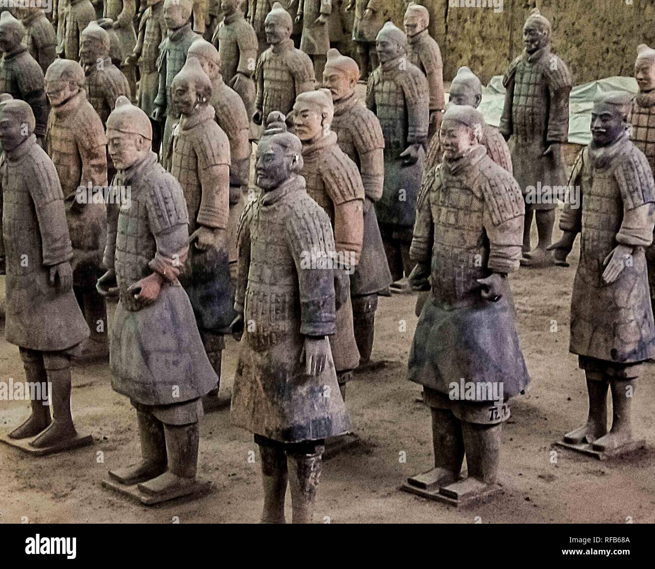 Distretto Lintong, Shaanxi, Cina. Xx oct, 2006. L'Esercito di Terracotta, una famosa collezione di sculture riesumato, raffigura gli eserciti di Qin Shi Huang, il primo imperatore della Cina, sepolti con lui in 210''"209 a.e.v. per proteggere lui nella sua vita ultraterrena. Si tratta di un patrimonio mondiale dell UNESCO e una popolare attrazione turistica in Cina. Credito: Arnold Drapkin/ZUMA filo/Alamy Live News Foto Stock