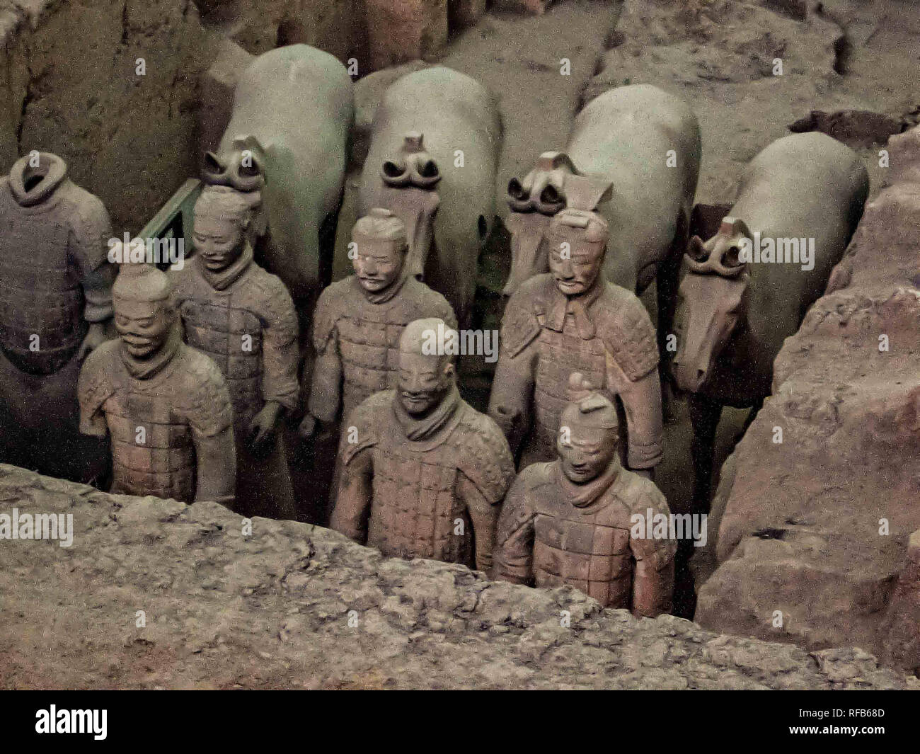 Distretto Lintong, Shaanxi, Cina. Xx oct, 2006. I soldati e i cavalli dell'Esercito di Terracotta, una famosa collezione di sculture riesumato, raffigura gli eserciti di Qin Shi Huang, il primo imperatore della Cina, sepolti con lui in 210''"209 a.e.v. per proteggere lui nella sua vita ultraterrena. Si tratta di un patrimonio mondiale dell UNESCO e una popolare attrazione turistica in Cina. Credito: Arnold Drapkin/ZUMA filo/Alamy Live News Foto Stock