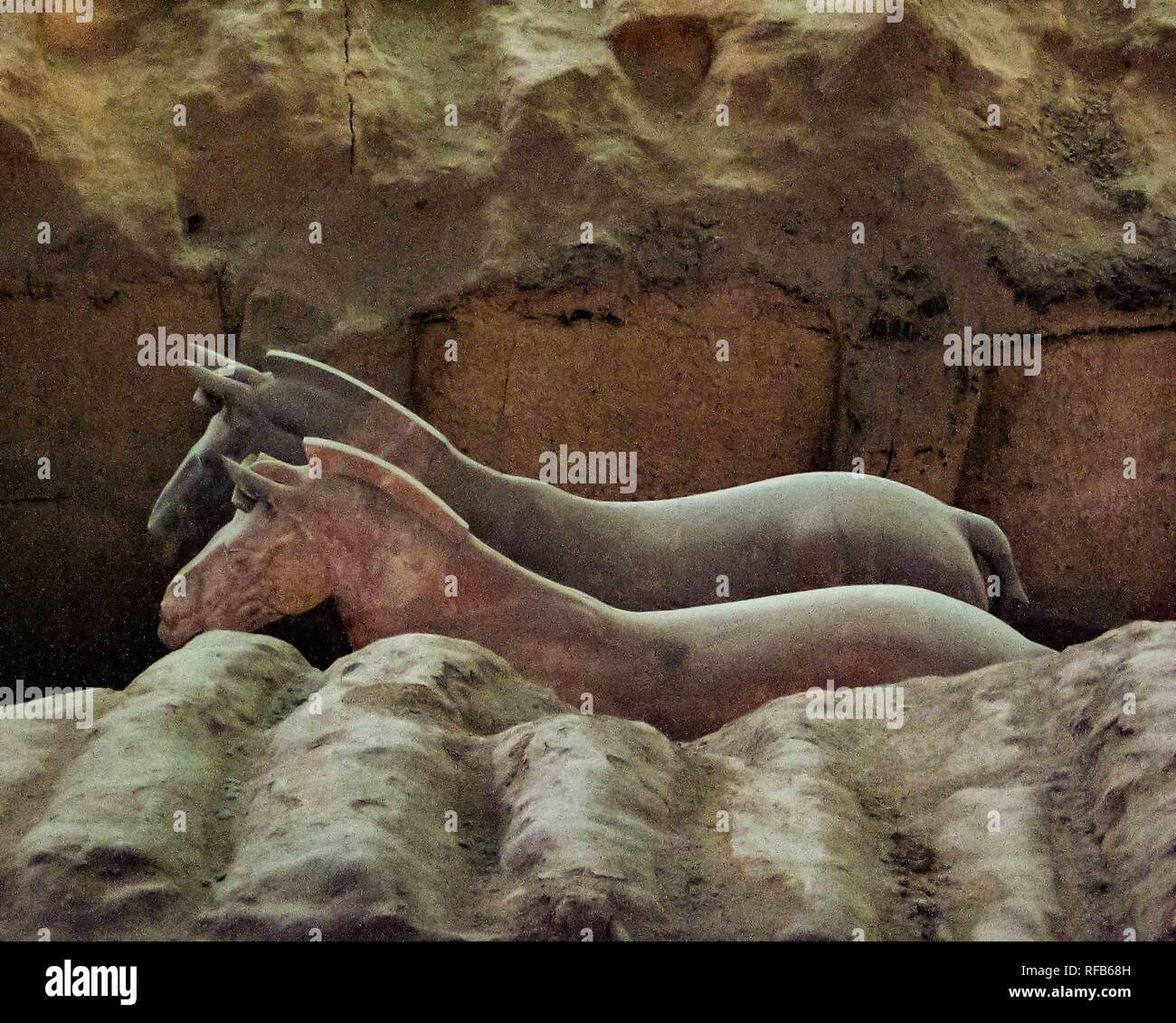 Distretto Lintong, Shaanxi, Cina. Xx oct, 2006. I cavalli dell'Esercito di Terracotta, una famosa collezione di sculture riesumato, raffigura gli eserciti di Qin Shi Huang, il primo imperatore della Cina, sepolti con lui in 210''"209 a.e.v. per proteggere lui nella sua vita ultraterrena. Si tratta di un patrimonio mondiale dell UNESCO e una popolare attrazione turistica in Cina. Credito: Arnold Drapkin/ZUMA filo/Alamy Live News Foto Stock