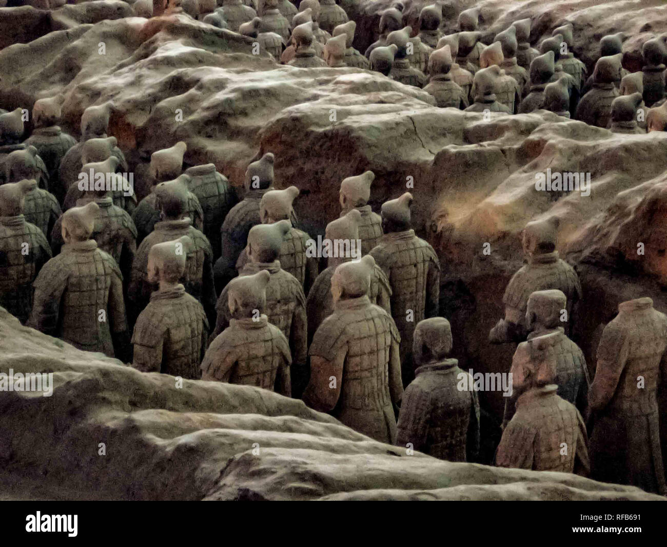 Distretto Lintong, Shaanxi, Cina. Xx oct, 2006. L'Esercito di Terracotta, una famosa collezione di sculture riesumato, raffigura gli eserciti di Qin Shi Huang, il primo imperatore della Cina, sepolti con lui in 210''"209 a.e.v. per proteggere lui nella sua vita ultraterrena. Si tratta di un patrimonio mondiale dell UNESCO e una popolare attrazione turistica in Cina. Credito: Arnold Drapkin/ZUMA filo/Alamy Live News Foto Stock
