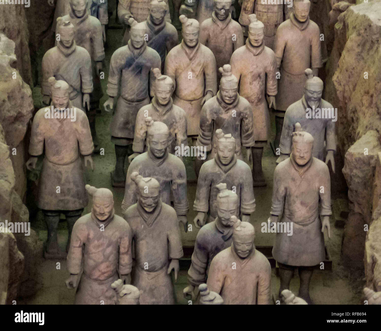 Distretto Lintong, Shaanxi, Cina. Xx oct, 2006. L'Esercito di Terracotta, una famosa collezione di sculture riesumato, raffigura gli eserciti di Qin Shi Huang, il primo imperatore della Cina, sepolti con lui in 210''"209 a.e.v. per proteggere lui nella sua vita ultraterrena. Si tratta di un patrimonio mondiale dell UNESCO e una popolare attrazione turistica in Cina. Credito: Arnold Drapkin/ZUMA filo/Alamy Live News Foto Stock