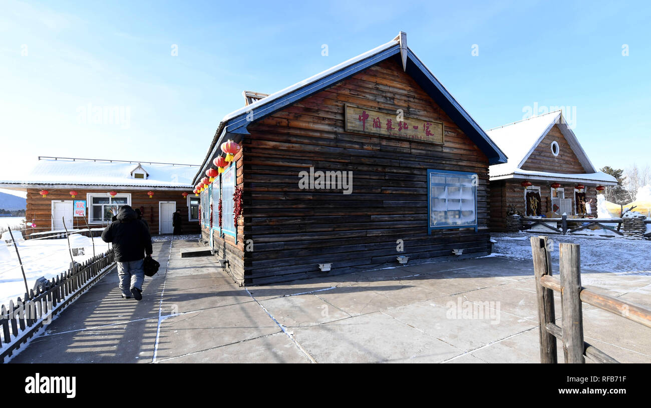 (190125) -- MOHE, Gennaio 25, 2019 (Xinhua) -- Foto scattata il 7 gennaio 24, 2019 mostra una parte della Cina il più settentrionale della Beiji villaggio di Mohe City, a nord-est della Cina di Heilongjiang provincia. Mohe saluta il periodo di alta stagione per il turismo come arriva l'inverno. (Xinhua/Wang Yuguo) Foto Stock