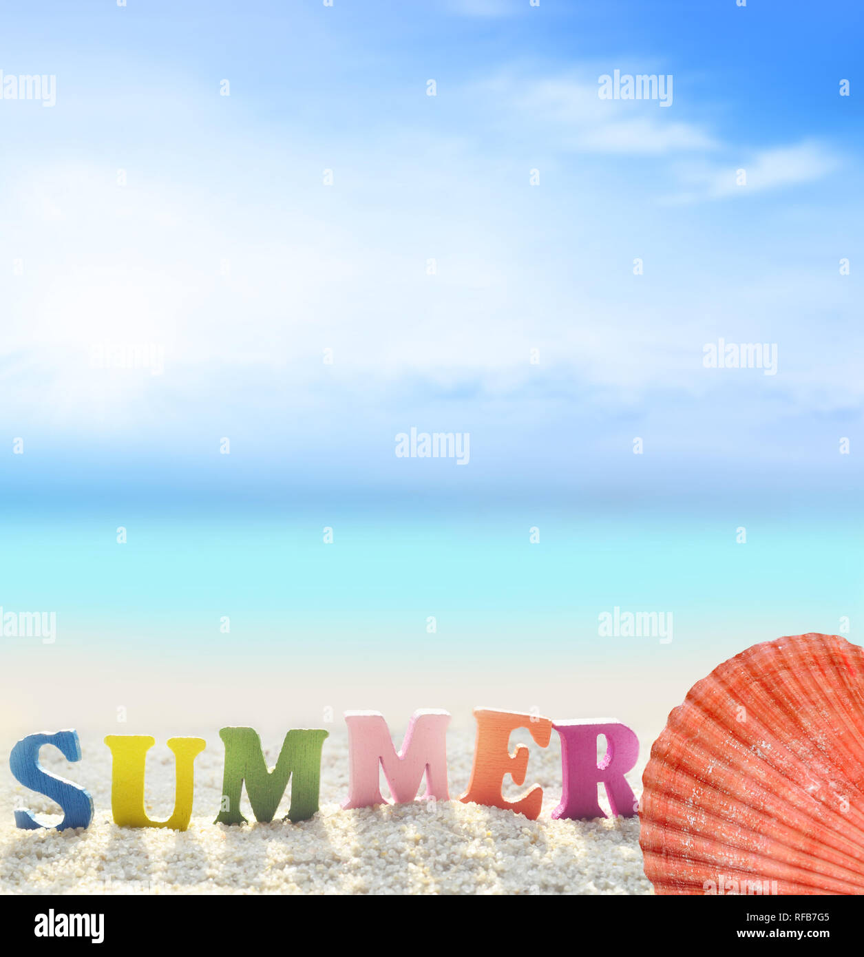 Summer Beach. Parola estate di lettere di colore sulla spiaggia di estate e conchiglia su uno sfondo di oceano. Foto Stock