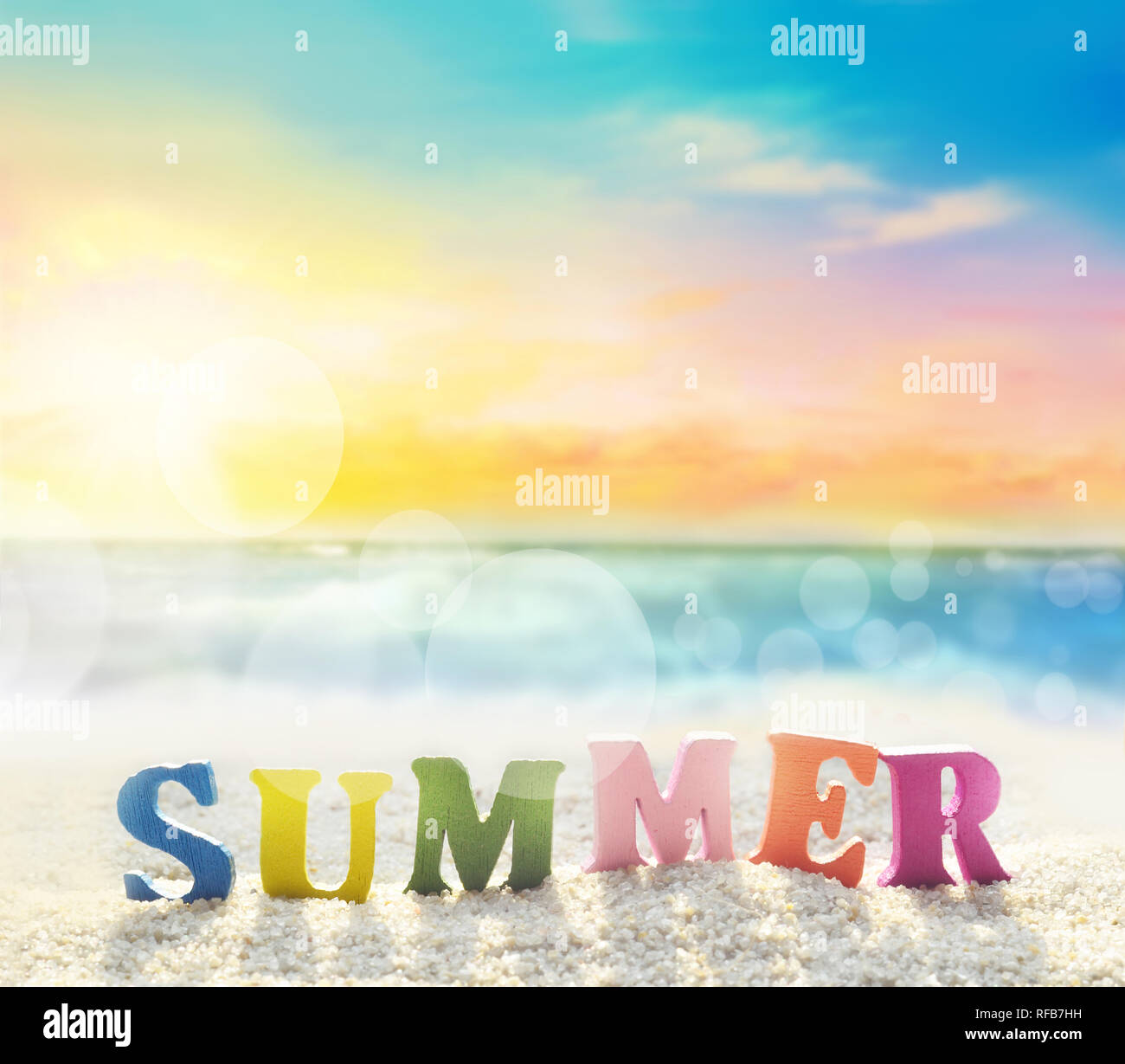 Summer Beach. Parola estate di lettere di colore in estate la spiaggia e il mare come sfondo. Foto Stock