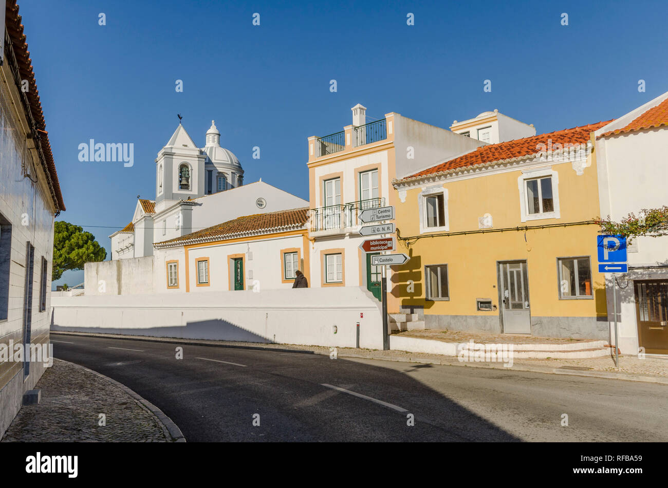 Castro Marim Portogallo. Street View di Castro Marim, con la chiesa di Nossa Senhora dos Martires Castro Marim, Algarve, Portogallo. Foto Stock