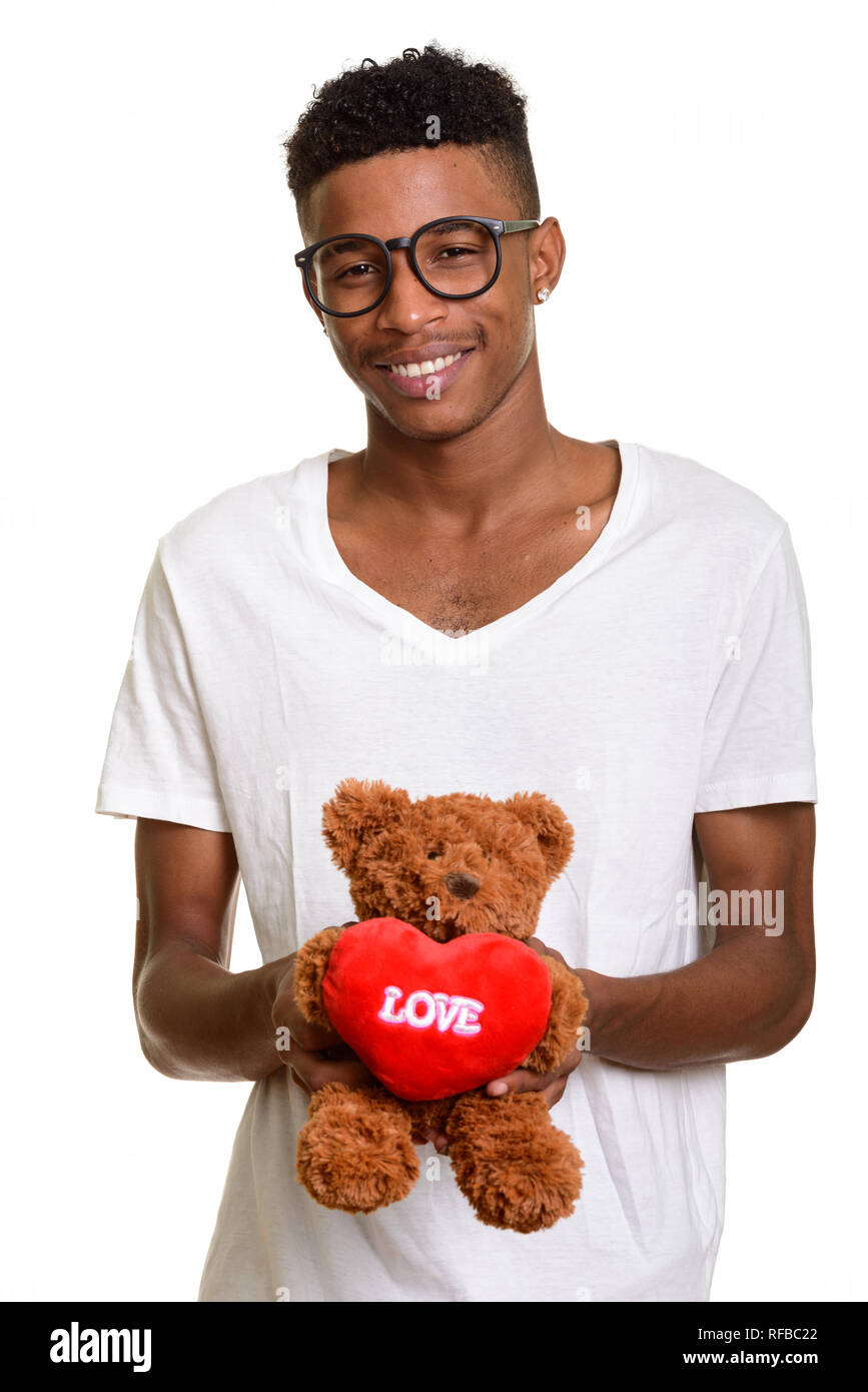 Giovani felici uomo africano holding orsacchiotto con amore e con cuore s Foto Stock