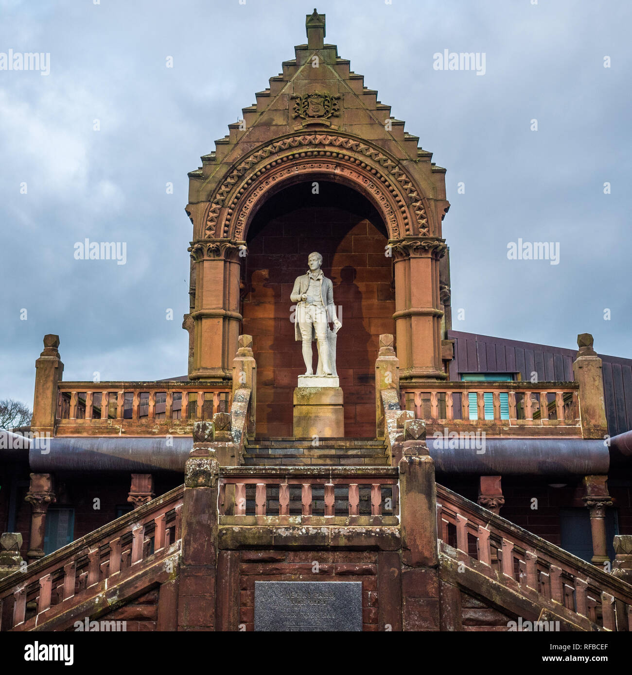 Una statua per gli Scozzesi poeta Rabbie Burns a Burns Memorial Centre in Kay Park a Kilmarnock, in Scozia Foto Stock