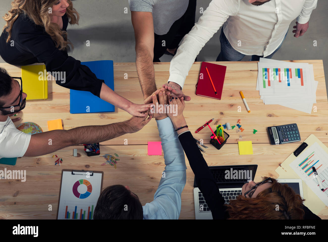La gente di affari di mettere le loro mani insieme. Concetto di integrazione, il lavoro di squadra e il partenariato Foto Stock
