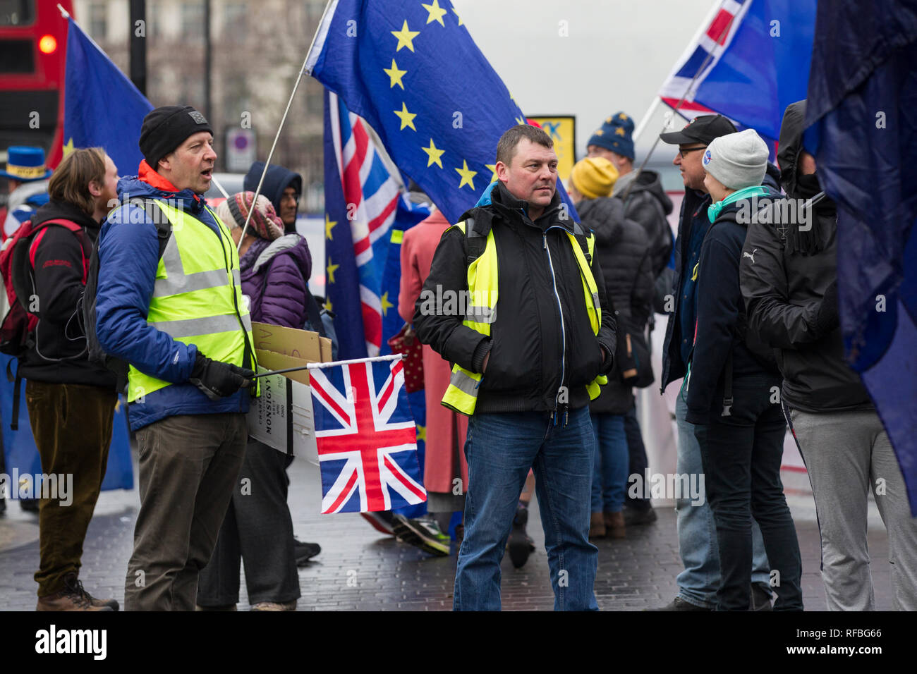 Manifestanti Far-Right case esterno del Parlamento europeo a Londra, dimostrare a lasciare l'UE il 29 marzo 2019 a coincidere con il risultato del referendum. Foto Stock