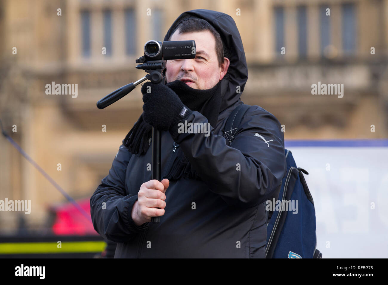 Manifestanti Far-Right case esterno del Parlamento europeo a Londra, dimostrare a lasciare l'UE il 29 marzo 2019 a coincidere con il risultato del referendum. Foto Stock