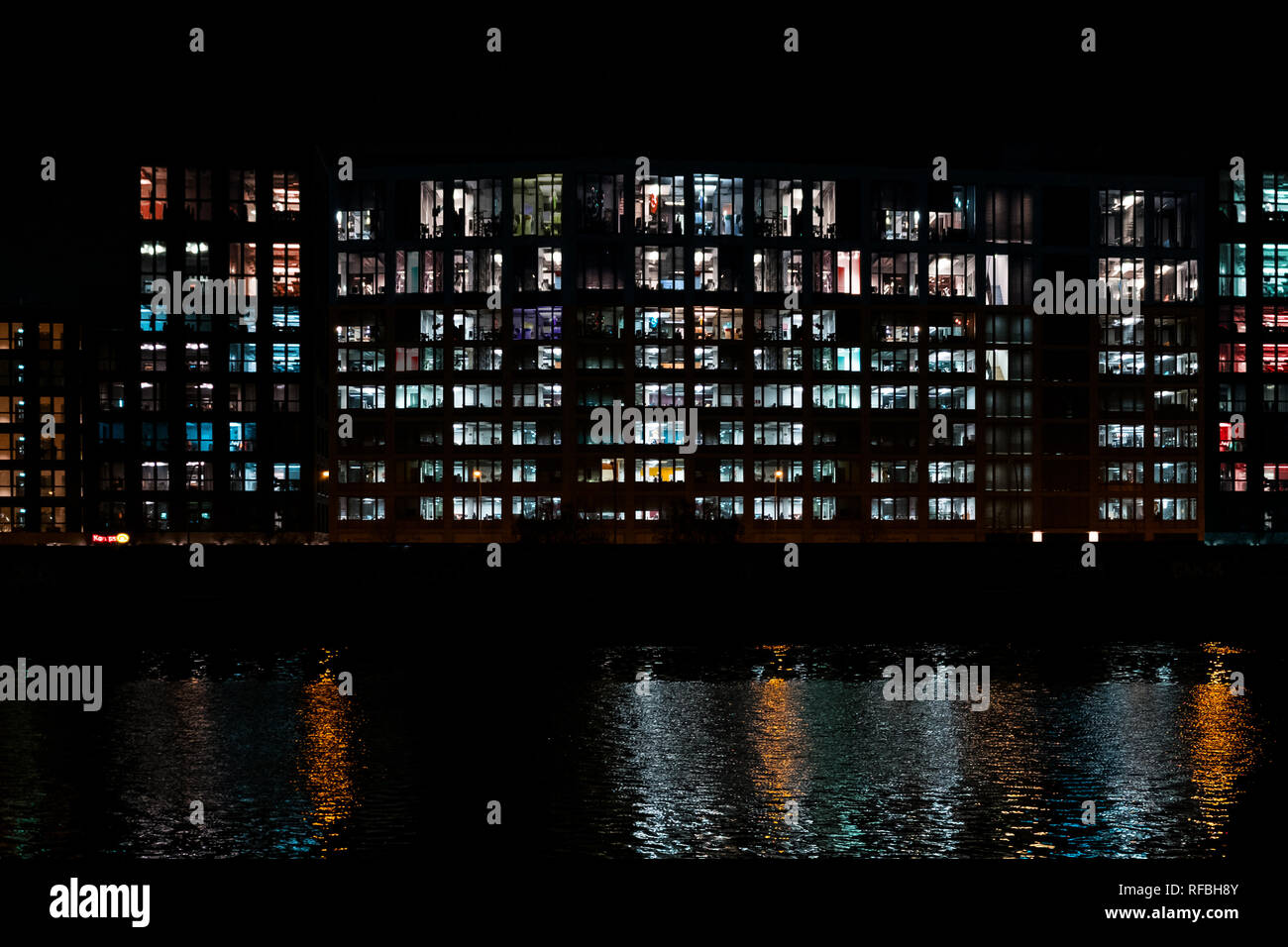 Edificio per uffici facciata di notte illuminata di finestre di edifici aziendali Foto Stock