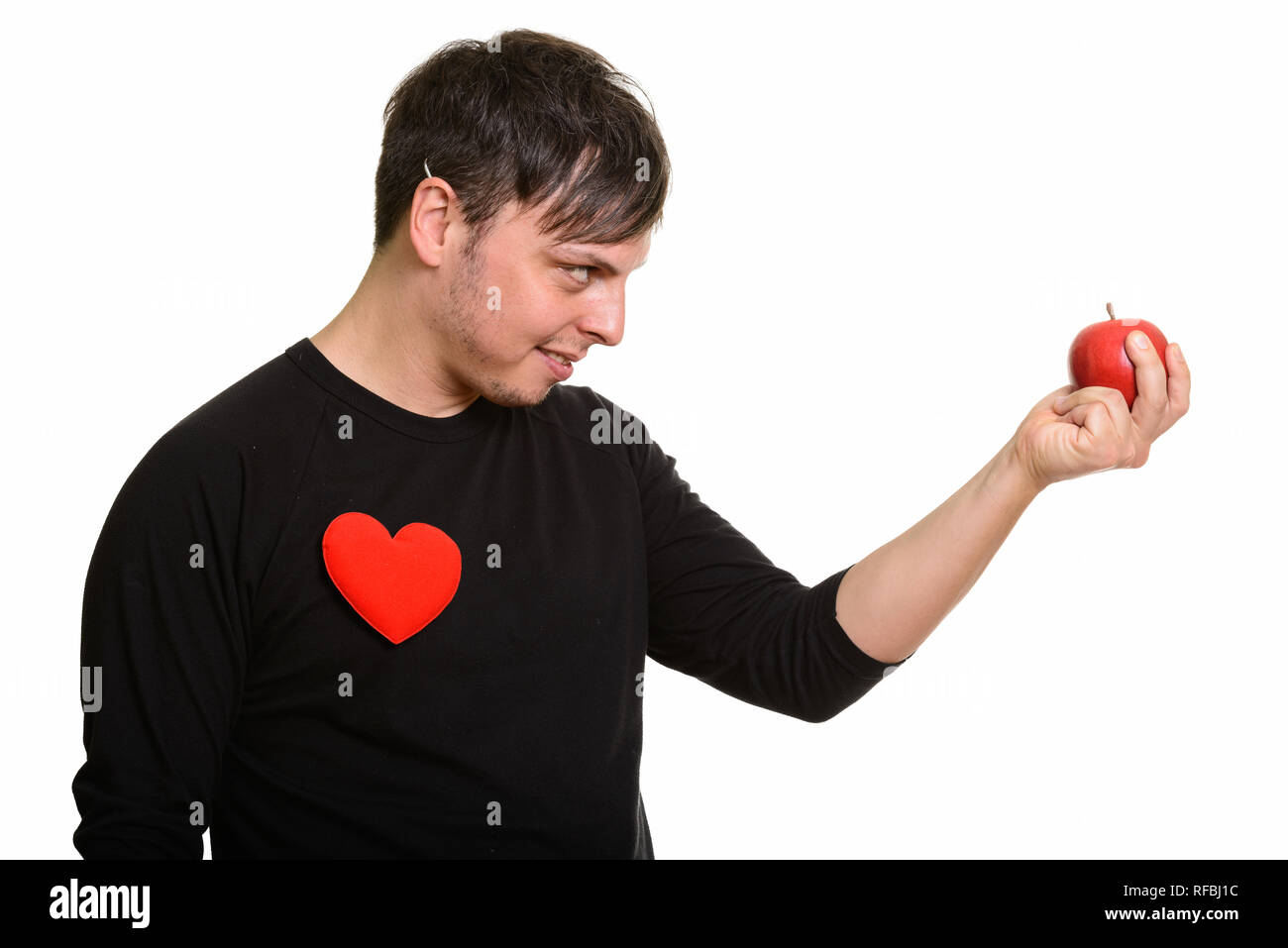 Vista di profilo di Crazy uomo caucasico azienda red apple pronto per Foto Stock