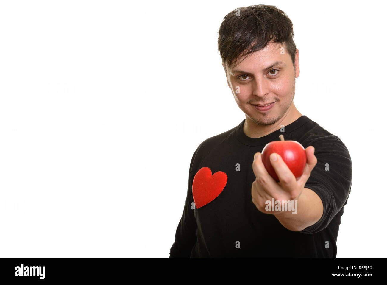 Studio shot del pazzo uomo caucasico dando red apple pronto per Va Foto Stock