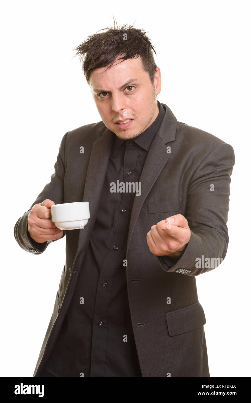 Studio shot di angry imprenditore caucasico holding tazza di caffè un Foto Stock