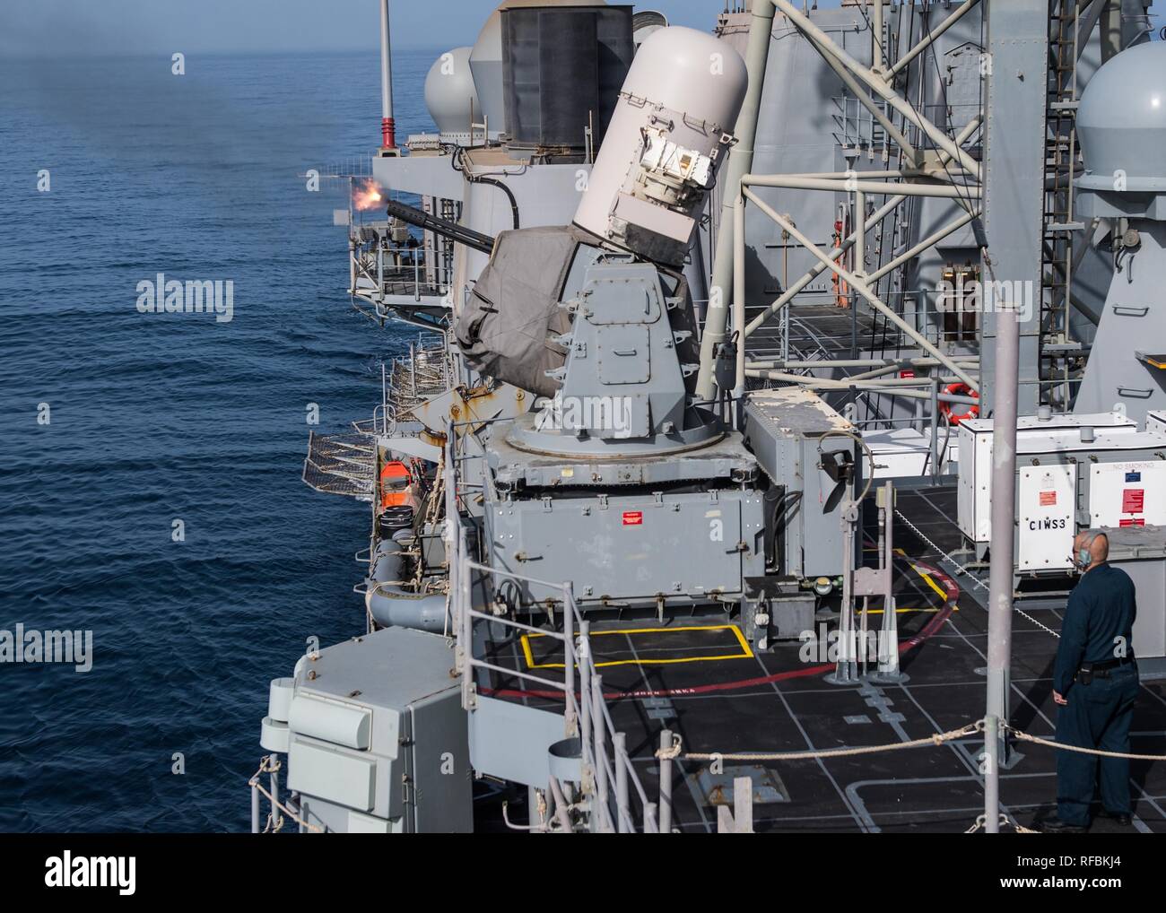 Il guidato-missili cruiser USS Mobile Bay (CG 53) incendi a chiudere in sistema di armi durante un'esercitazione a fuoco nel Mare Arabico, 22 gennaio 2019. John C. Stennis Carrier Strike gruppo è distribuito negli Stati Uniti Quinta Flotta area di operazioni a sostegno di operazioni navali per garantire stabilità marittimo e la sicurezza nella regione centrale di collegamento del Mediterraneo e del Pacifico attraverso l'Oceano Indiano occidentale e queste strategiche punti di strozzatura. (U.S. Foto di Marina di Massa lo specialista di comunicazione di terza classe Nick Bauer) Foto Stock