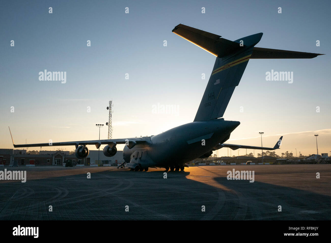 Un Hawaii Air National Guard C-17 Globemaster III si appoggia sulla Gulfport Combat Readiness Training Center flightline gen. 16, 2019, durante l'esercizio sciopero meridionale del Mississippi. Sciopero meridionale 19 è una forza totale, multi-service training esercizio ospitato dal Mississippi Air National Guard la Combat Readiness Training Center di Gulfport e Camp Shelby forze congiunte Training Center nei pressi di Hattiesburg, Kaštela da GEN 15 attraverso gen. 30. L'esercizio enfatizza la aria-aria, aria-terra e forze per le operazioni speciali opportunità di formazione. (U.S. Air National Guard foto di Senior Airman Giovanni Linzm Foto Stock