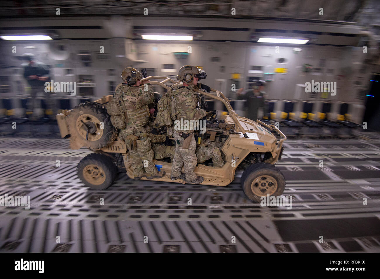Soldati con 2-20 th delle forze speciali Gruppo (Airborne) nonché altri membri della operazioni speciali comunità condurre una ad alta velocità offload di combattimento dei loro veicoli di una C-17 Globemaster durante una simulazione di assalto notturno in Grenada Dam in Grenada, Mississippi Gennaio 20, 2019. L'esercizio ha coinvolto un assalto simultanea da più punti, con l'intento di ottenere il controllo su insurgent-held dam. Sciopero del Sud 2019 è una grande scala multinazionale comune esercizio di combattimento che fornisce il livello tattico per formazione di tutto lo spettro di un conflitto. Essa sottolinea il predominio dell'aria, ma Foto Stock