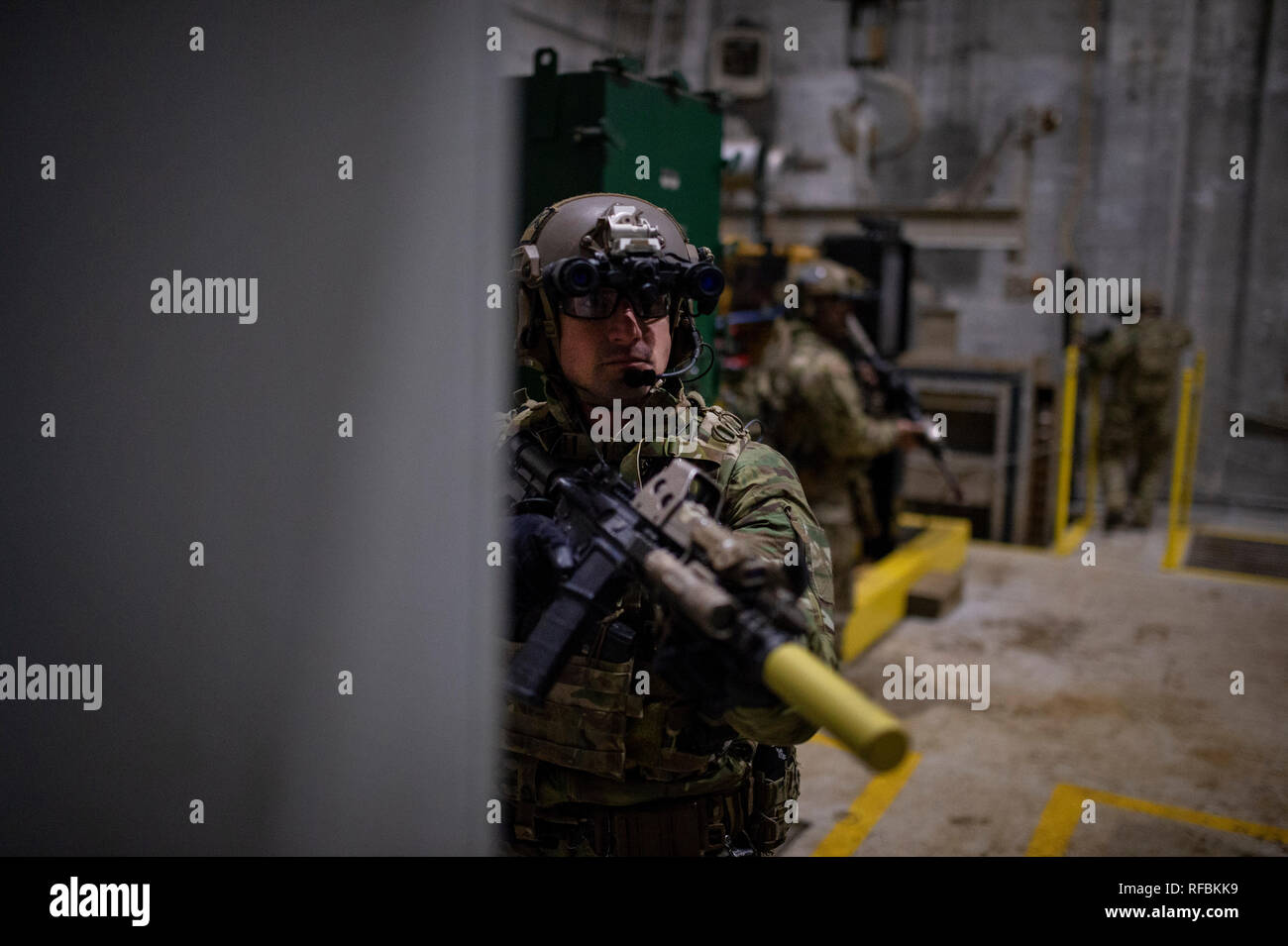 Soldati con C Company, 2-20 th delle forze speciali Gruppo (Airborne) condurre un simulacro di assalto notturno in Grenada Dam in Grenada, Mississippi Gennaio 20, 2019. L'esercizio ha coinvolto un assalto simultanea da più punti, con l'intento di ottenere il controllo su insurgent-held dam. Sciopero del Sud 2019 è una grande scala multinazionale comune esercizio di combattimento che fornisce il livello tattico per formazione di tutto lo spettro di un conflitto. Essa sottolinea il predominio di aria, operazioni marittime, marittimo supporto aereo, innesto di precisione, chiudere il supporto aereo, di comando e di controllo, il recupero del personale, aero me Foto Stock