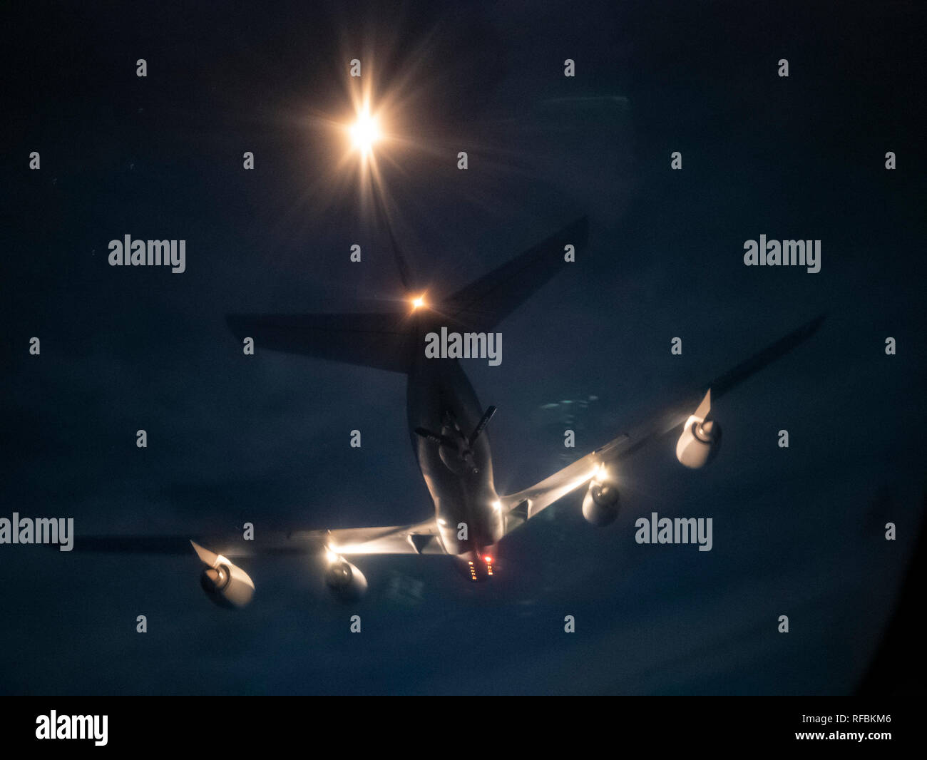 Una KC-135 Stratotanker dal 186th Air Refuelling Wing si prepara per erogare carburante ad un Hawaii Air National Guard C-17 Globemaster III Gen 17, 2018 vicino a Gulfport, Miss. Il 204th Airlift Squadron condotto la notte tempo antenna missione di rifornimento durante l'esercizio sciopero del sud. La formazione annuale è una forza totale, multi-Esercizio del servizio ospitato dal Mississippi Air National Guard la Combat Readiness Training Center di Gulfport e Camp Shelby forze congiunte Training Center nei pressi di Hattiesburg, Kaštela da GEN 15 attraverso gen. 30. L'esercizio enfatizza la aria-aria, aria-terra e o speciale Foto Stock