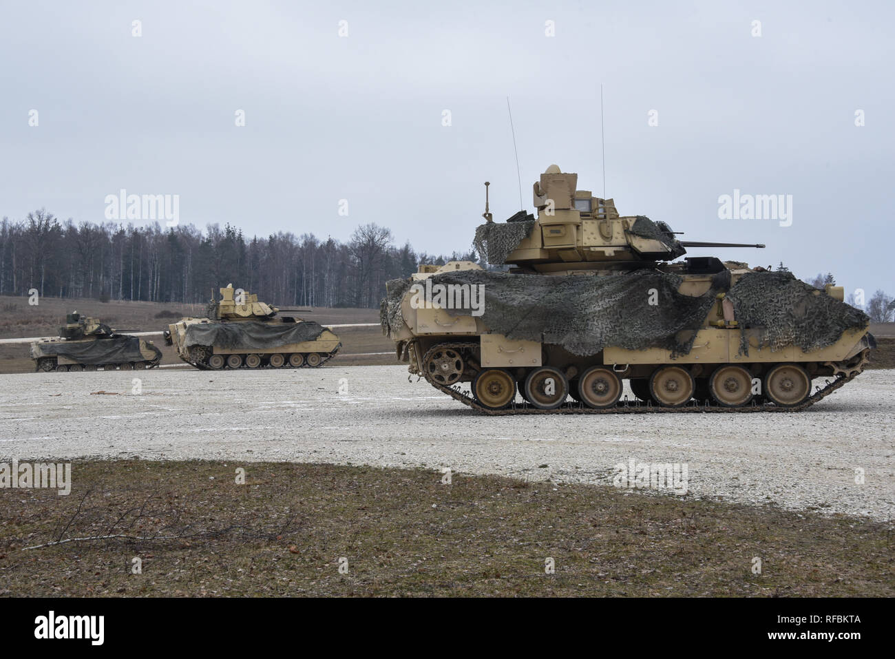 Bradley veicoli da combattimento assegnato al 1° Brigata corazzate contro la squadra, 1° Divisione di cavalleria (1/1 CD) condurre un combinato di armi fuoco vivo di esercitare o CALFEX alla fine dell esercizio fisico combinato risolvere XI al settimo Esercito di formazione del comando di Grafenwoehr Area Formazione, Germania, 23 gennaio, 2019. Combinate risolvere XI è l'esercizio finale in 1/1 CD rotazione in sostegno della Atlantic risolvere in Europa, che valuta la interoperabilità delle forze degli Stati Uniti con i loro alleati e partner della NATO. (U.S. Foto dell'esercito di Markus Rauchenberger) Foto Stock