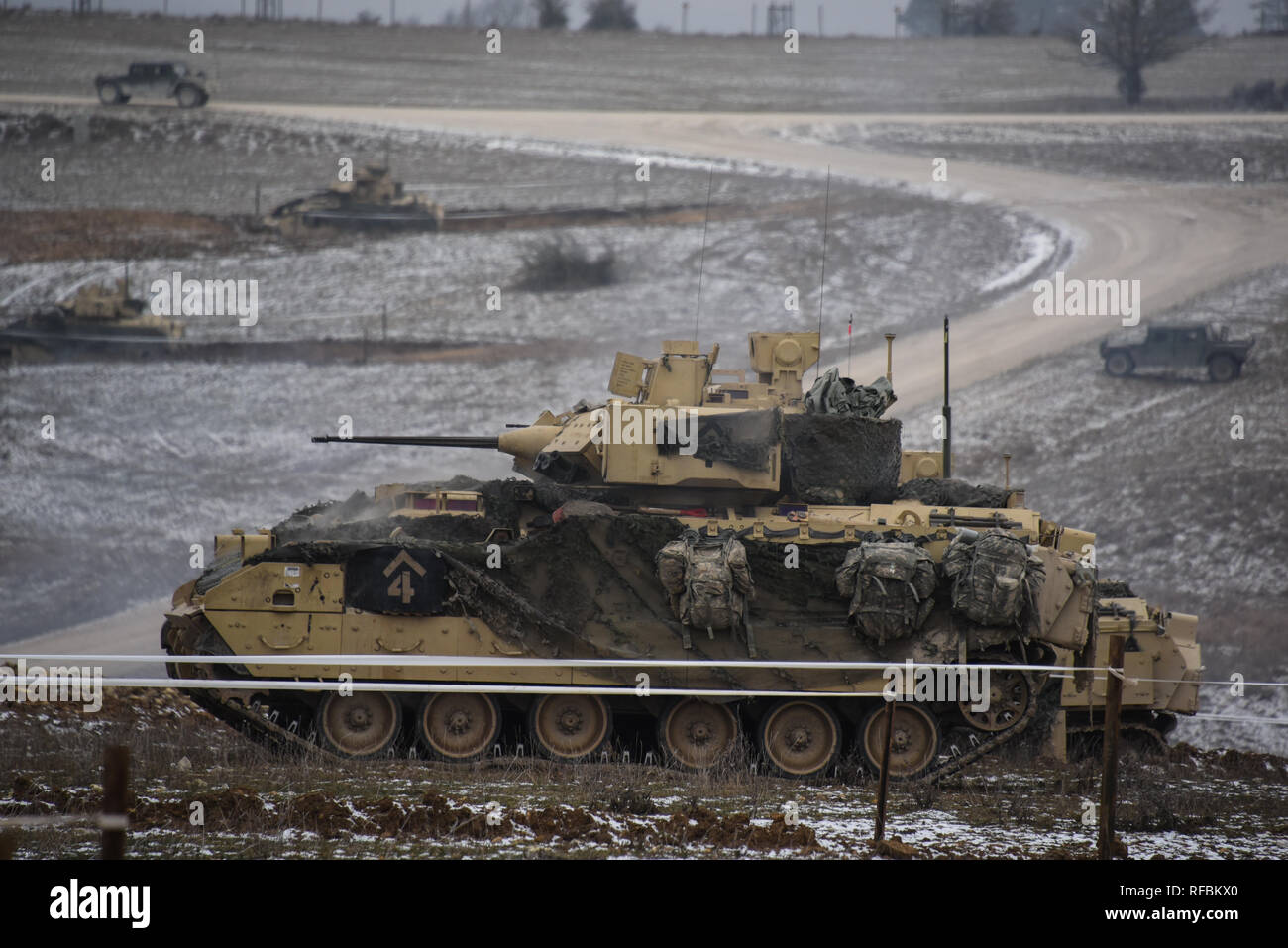 Bradley veicoli da combattimento assegnato al 1° Brigata corazzate contro la squadra, 1° Divisione di cavalleria (1/1 CD) condurre un combinato di armi fuoco vivo di esercitare o CALFEX alla fine dell esercizio fisico combinato risolvere XI al settimo Esercito di formazione del comando di Grafenwoehr Area Formazione, Germania, 23 gennaio, 2019. Combinate risolvere XI è l'esercizio finale in 1/1 CD rotazione in sostegno della Atlantic risolvere in Europa, che valuta la interoperabilità delle forze degli Stati Uniti con i loro alleati e partner della NATO. (U.S. Foto dell'esercito di Markus Rauchenberger) Foto Stock