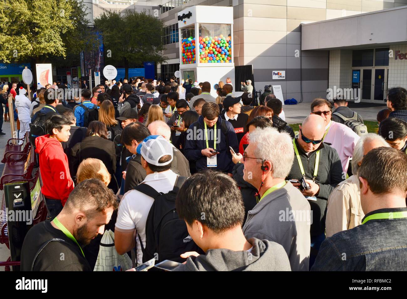 Le linee lunghe per i premi, dal gigante gumball machine promozione 'Hey Google' assistente di Google al CES, il più grande del mondo consumer tech show di Las Vegas, STATI UNITI D'AMERICA Foto Stock