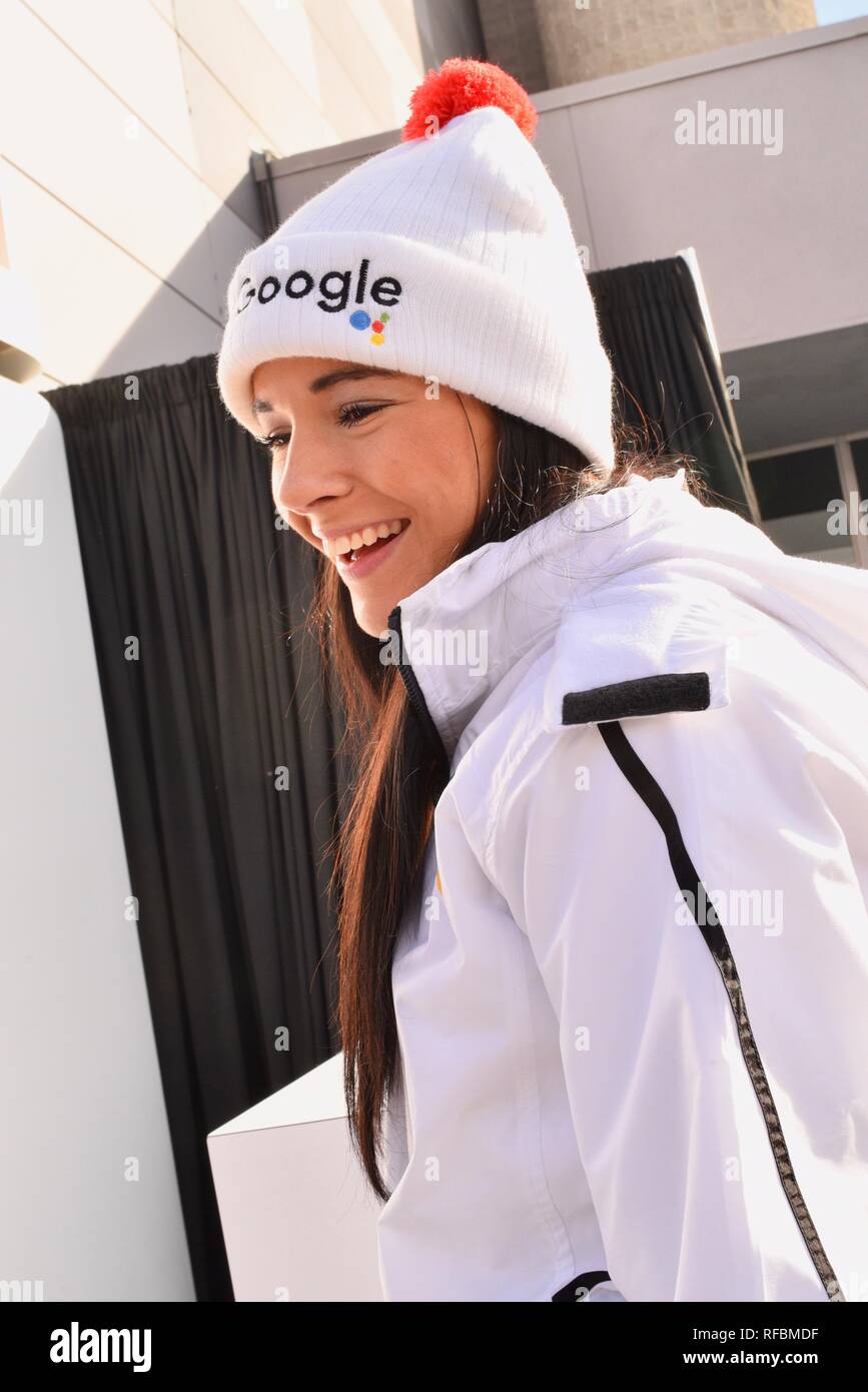 Attraente Google Ambasciatore, giant gumball machine promozione 'Hey Google' assistente di Google al CES, il più grande del mondo consumer tech show di Las Vegas, STATI UNITI D'AMERICA Foto Stock
