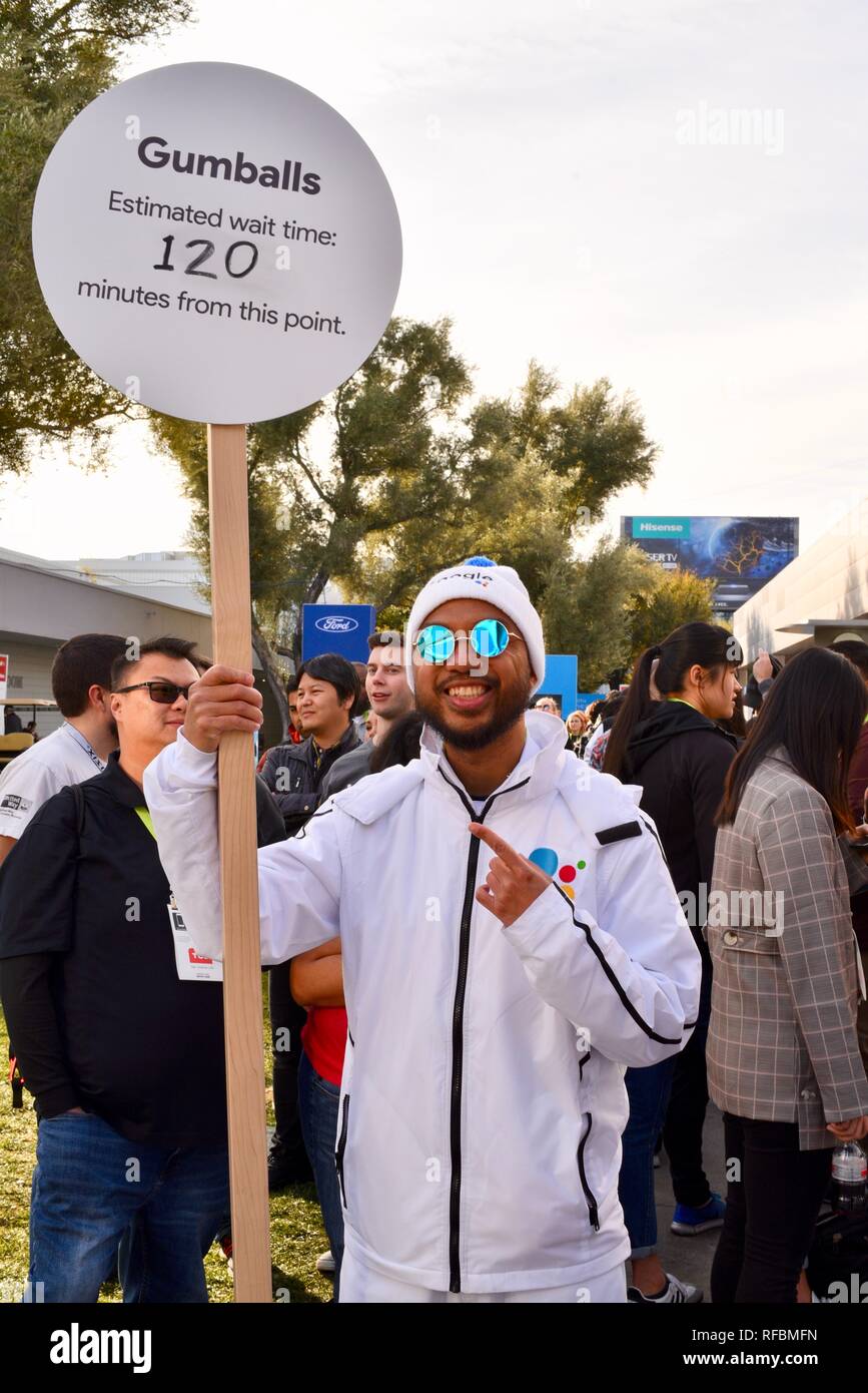 Le linee lunghe per i premi, dal gigante gumball machine promozione 'Hey Google' assistente di Google al CES, il più grande del mondo consumer tech show di Las Vegas, STATI UNITI D'AMERICA Foto Stock
