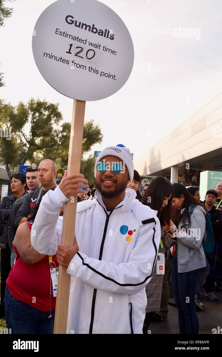 Le linee lunghe per i premi, dal gigante gumball machine promozione 'Hey Google' assistente di Google al CES, il più grande del mondo consumer tech show di Las Vegas, STATI UNITI D'AMERICA Foto Stock