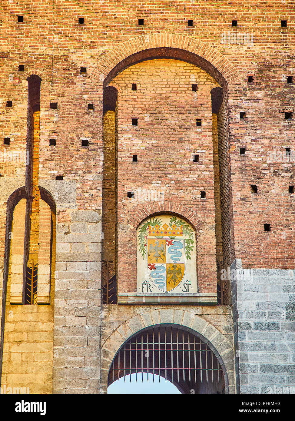 Stemma di Francesco Sforza oltre a uno degli ingressi del Castello Sforzesco, Castello Sforzesco. Milano, lombardia, italia. Foto Stock