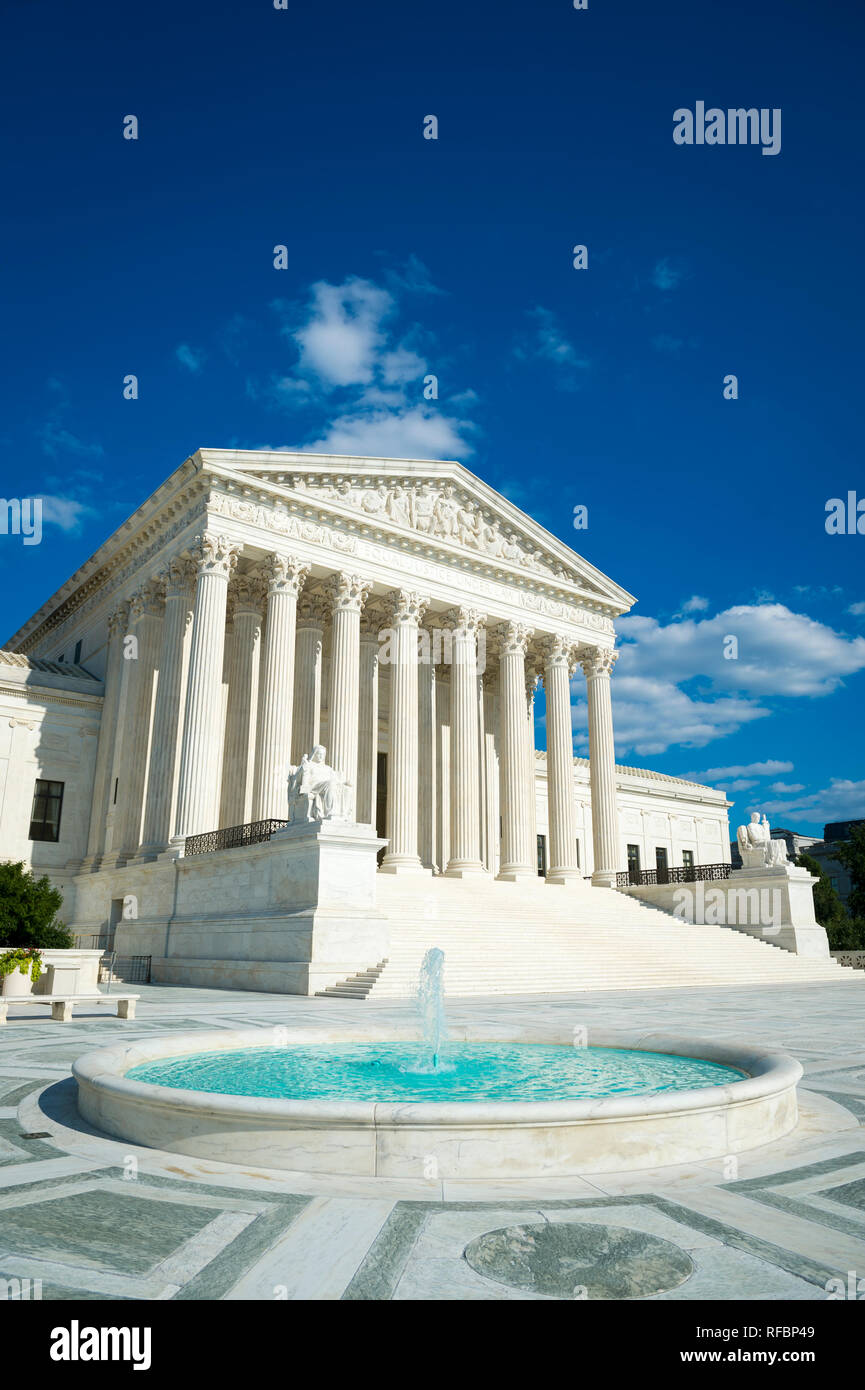 Luminoso vista panoramica del neo-classica facciata della Corte suprema degli Stati Uniti edificio dal plaza fontana sotto il cielo blu Foto Stock