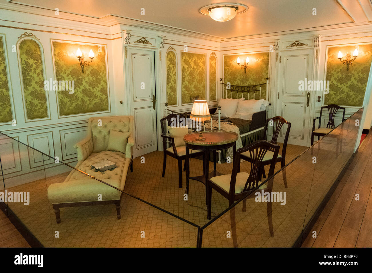 Cherbourg-Octeville, Francia - 26 agosto 2018: Mockup della cabina 1ª classe del Titanic alla Cité de la Mer Museo di Cherbourg, Francia. Foto Stock