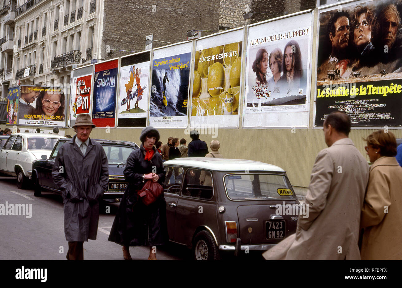 La gente camminare a Parigi sotto i manifesti pubblicitari sugli Champs Ellyses circa 1970s. Foto Stock