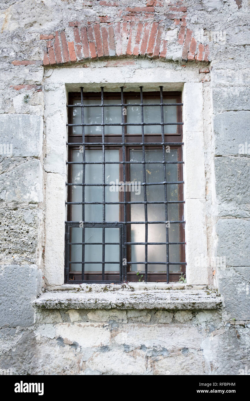Vecchia finestra in legno con barre di ferro Foto Stock