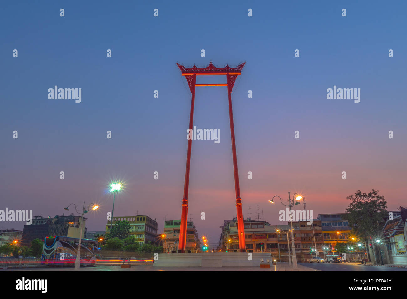 Sunrise a pilastri di oscillazione a Bangkok. Sao Chingcha o pilastri di oscillazione sono l'architettura creata per la cerimonia di brandeggio in la cerimonia reale di Foto Stock