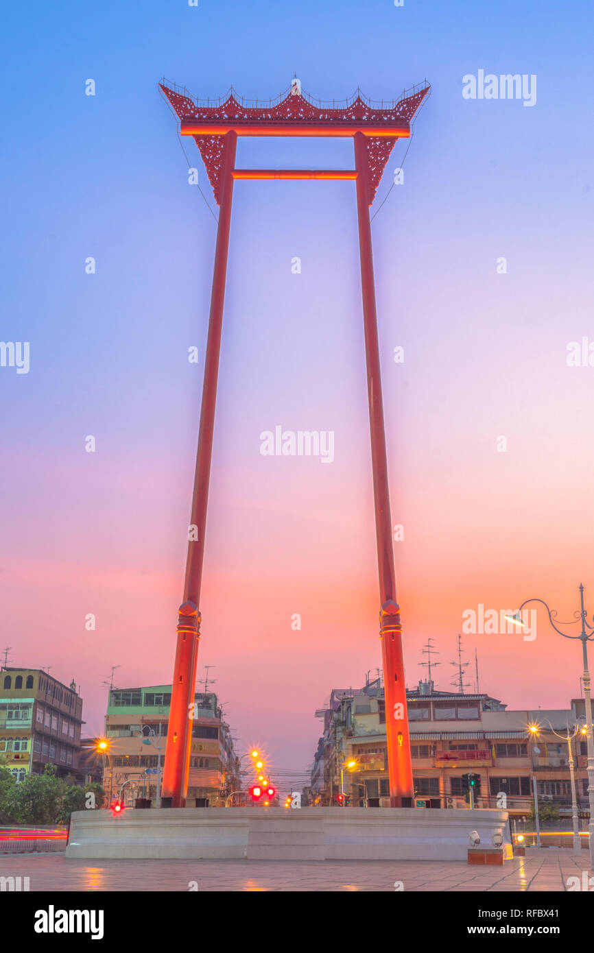Sunrise a pilastri di oscillazione a Bangkok. Sao Chingcha o pilastri di oscillazione sono l'architettura creata per la cerimonia di brandeggio in la cerimonia reale di Foto Stock