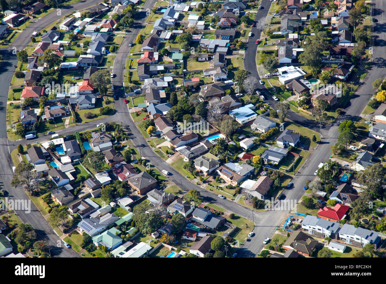 Una veduta aerea di periferia residenziale in Newcastle - NSW Australia. Mostra un tipico australiano area residenziale. Foto Stock