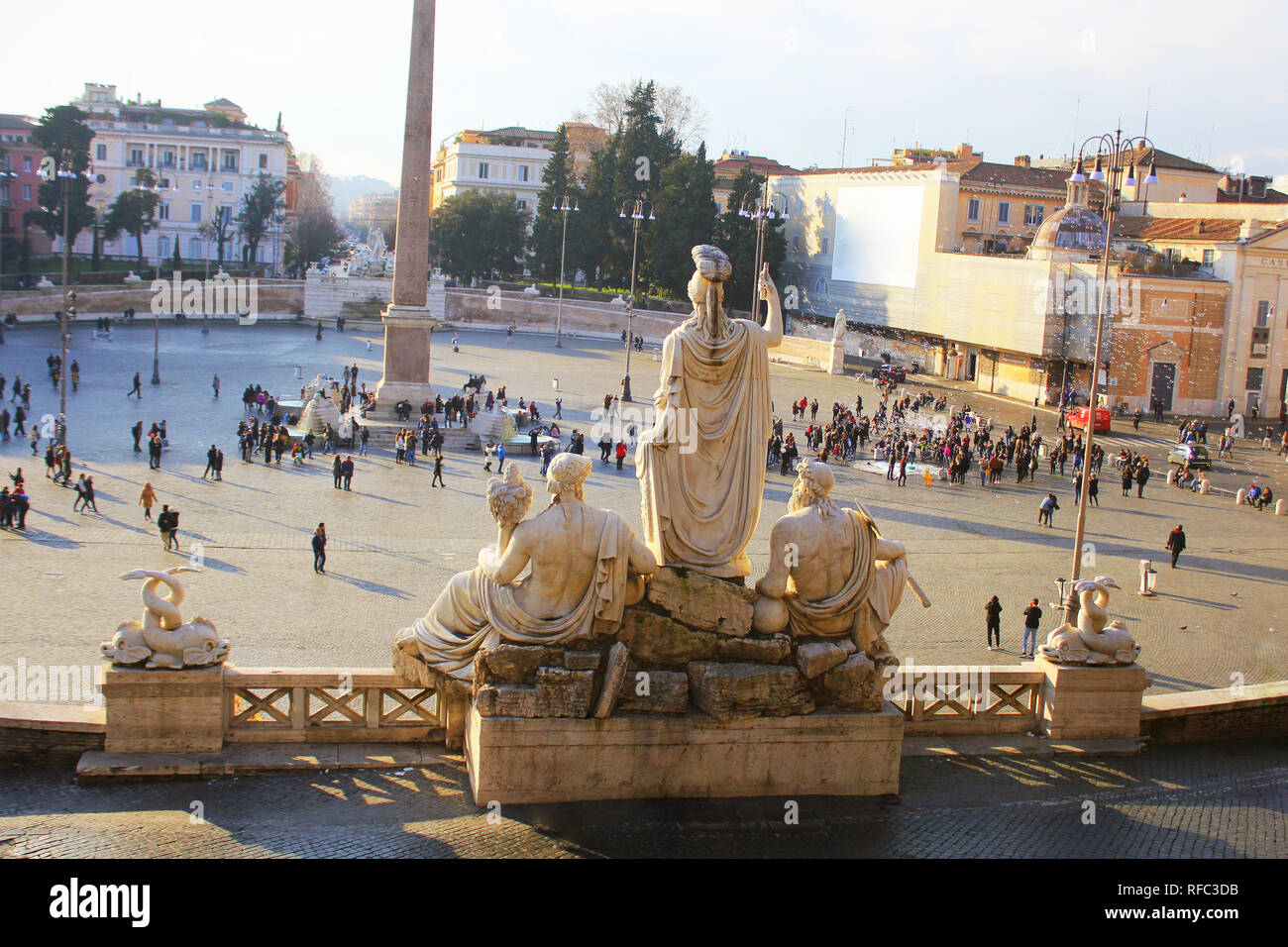 Roma, Italia - 28 dicembre 2018: Piazza del Popolo (Piazza del Popolo) piazza di Roma, Italia. Obelisco Egiziano nel centro di un bellissimo ed ampio Roman Foto Stock