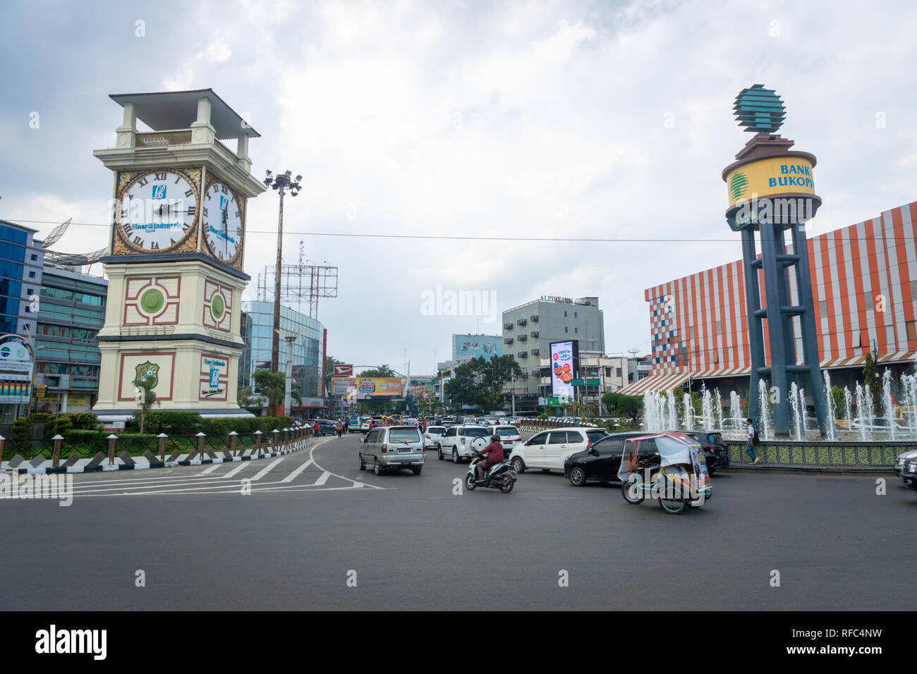 Medan, Indonesia - Gennaio 2018: Medan street e il traffico nella zona centrale a Medan, nel nord di Sumatra, Indonesia. Foto Stock