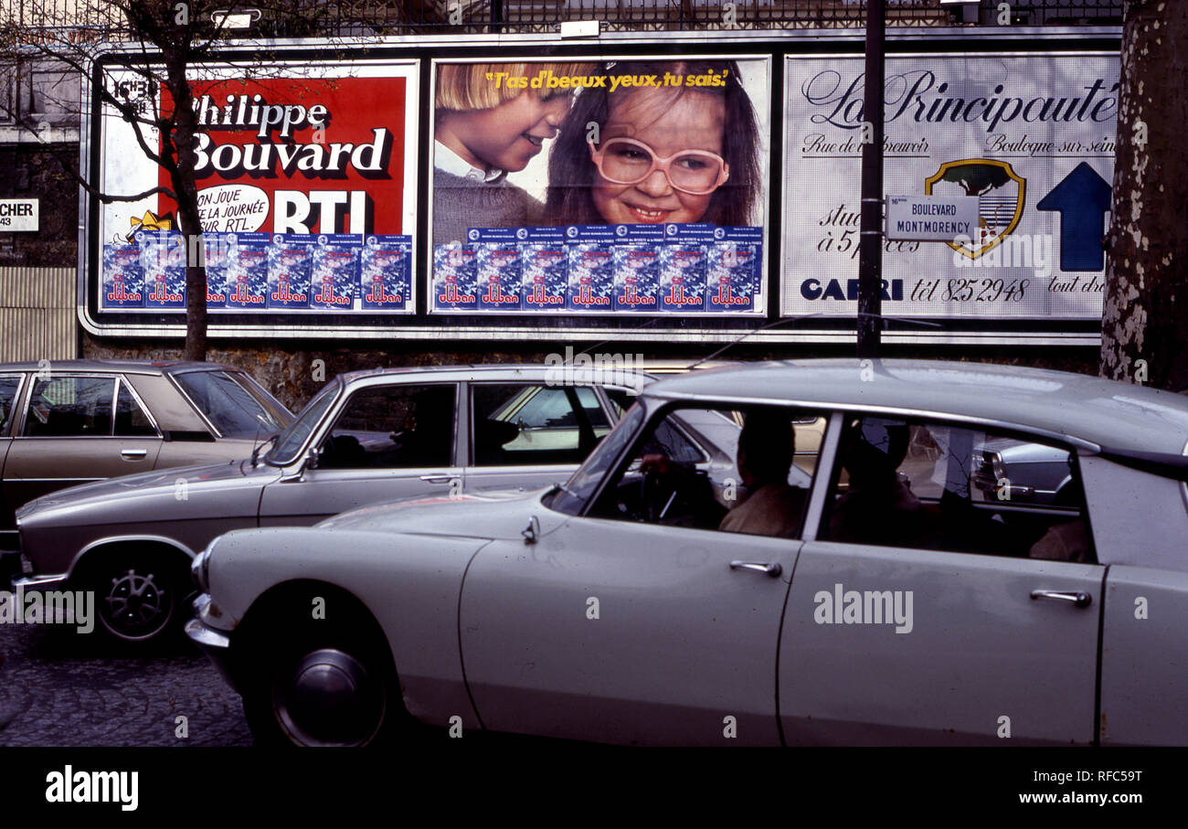Classic Citroen guida poster pubblicitari passato a Parigi, Francia circa anni '70 Foto Stock