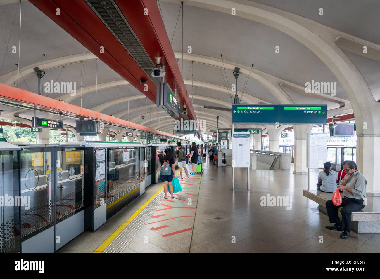 Singapore - Gennaio, 2019. Singapore MRT treno stazione e piattaforma con persone in attesa. La stazione MRT di è un sistema di transito rapido Foto Stock