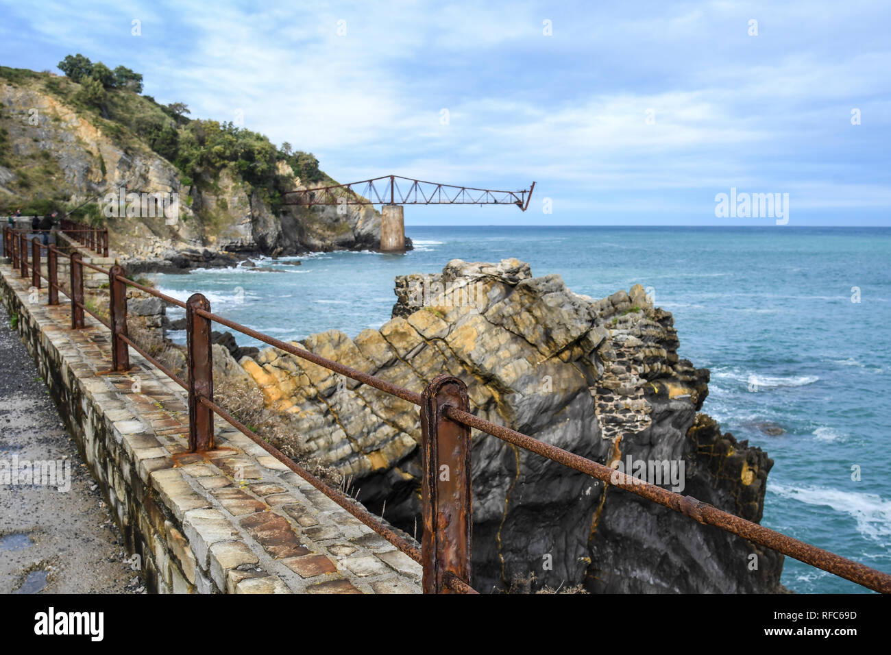 Vista del minerale Mioño banchina di carico, Castro Urdiales Foto Stock