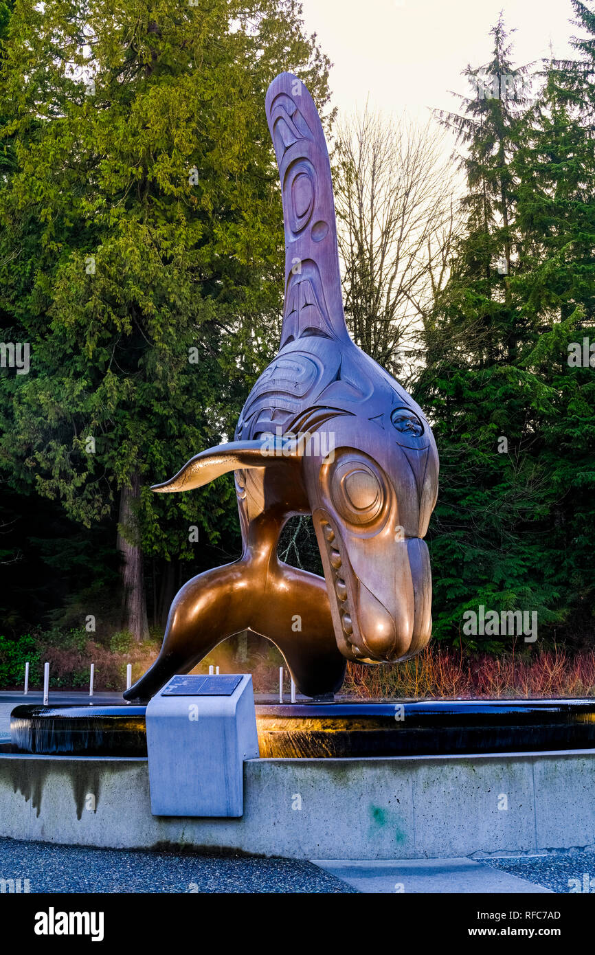 Bill Reid's scultura in bronzo "capo del mondo sottomarino", Aquarium di Vancouver, Stanley Park, Vancouver, British Columbia, Canada Foto Stock