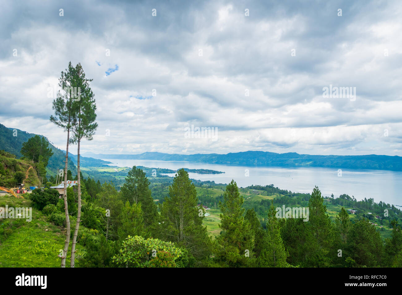 Lago Toba paesaggio in Tuktuk, Sumattra del Nord, Indonesia. Lago Toba è una popolare destinazione turistica di Sumatra, Indonesia. Foto Stock
