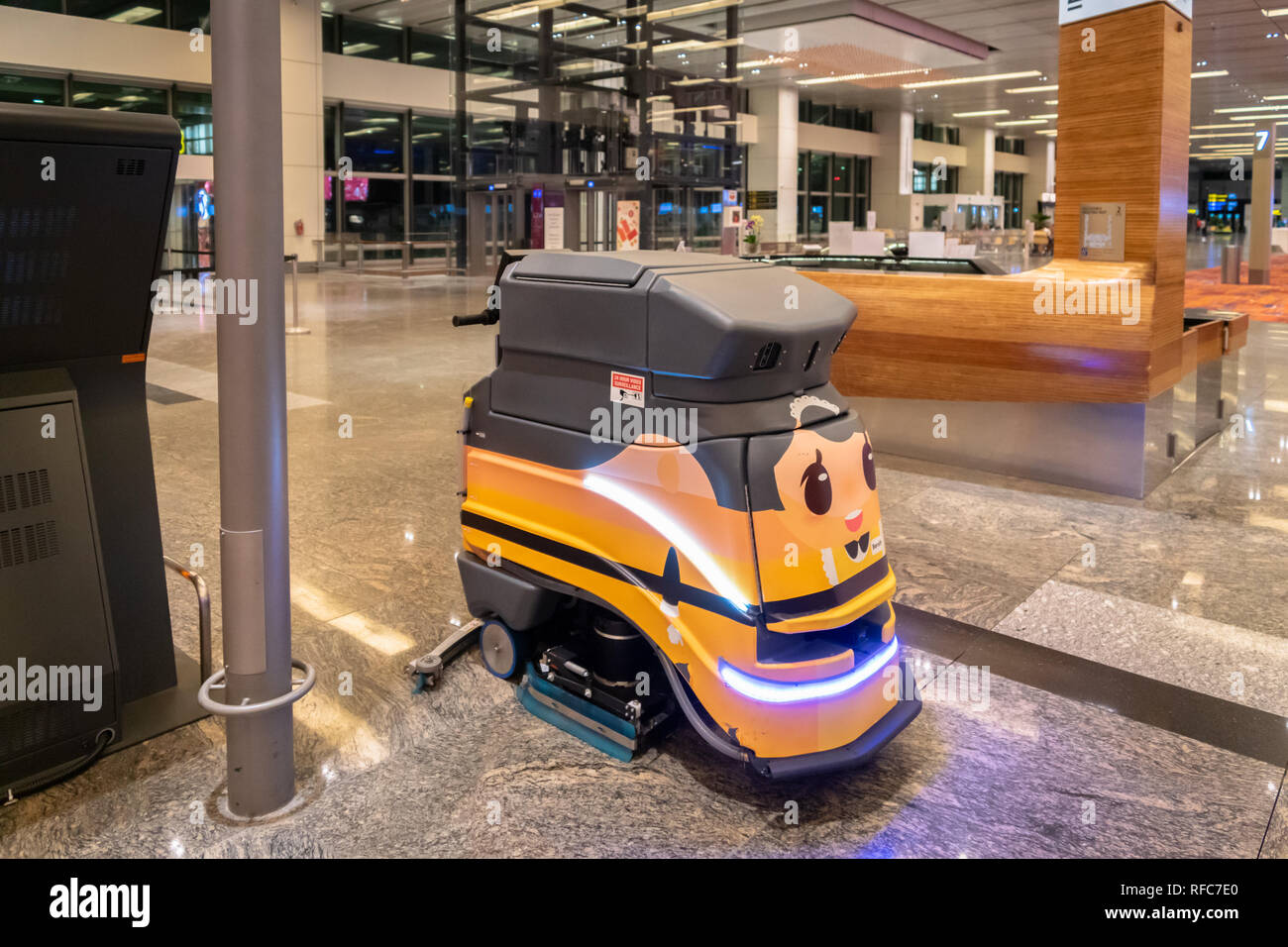 Singapore - Gennaio 2019: Pulizia robot automatizzato di funzionamento il lavoro nell'Aeroporto Changi di Singapore. Foto Stock