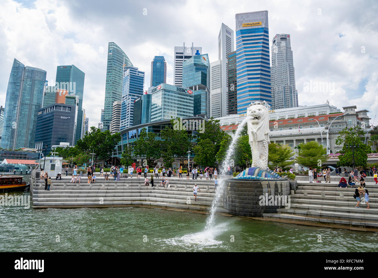 Singapore - Gennaio 2019: i visitatori al Merlion Park a Singapore centro citta'. Merlion è un famoso punto di riferimento a Singapore e popolare per i turisti. Foto Stock