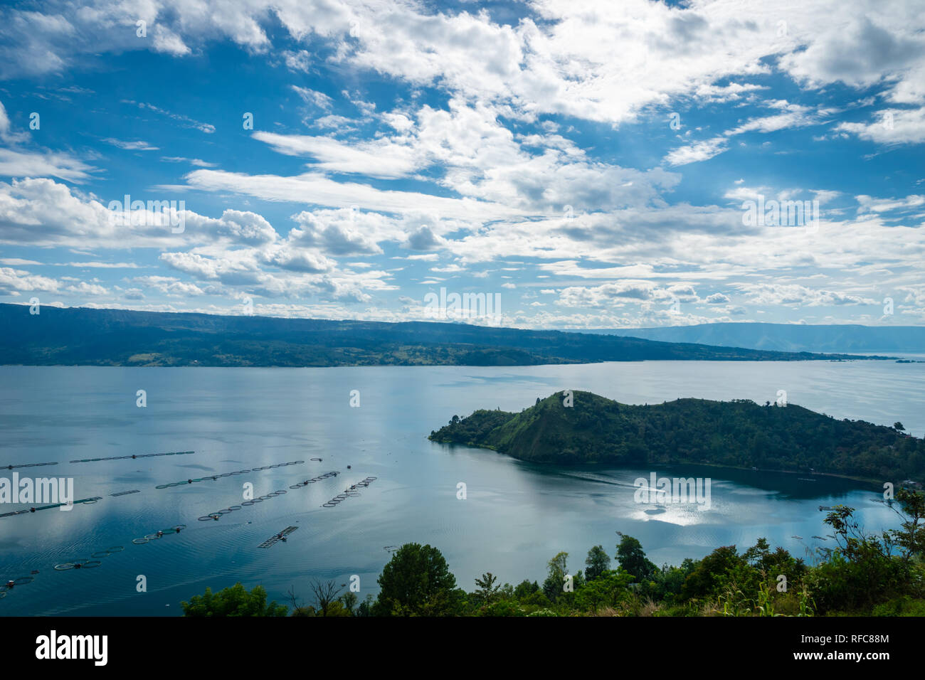 Lago Toba paesaggio in Tuktuk, Sumattra del Nord, Indonesia. Lago Toba è una popolare destinazione turistica di Sumatra, Indonesia. Foto Stock